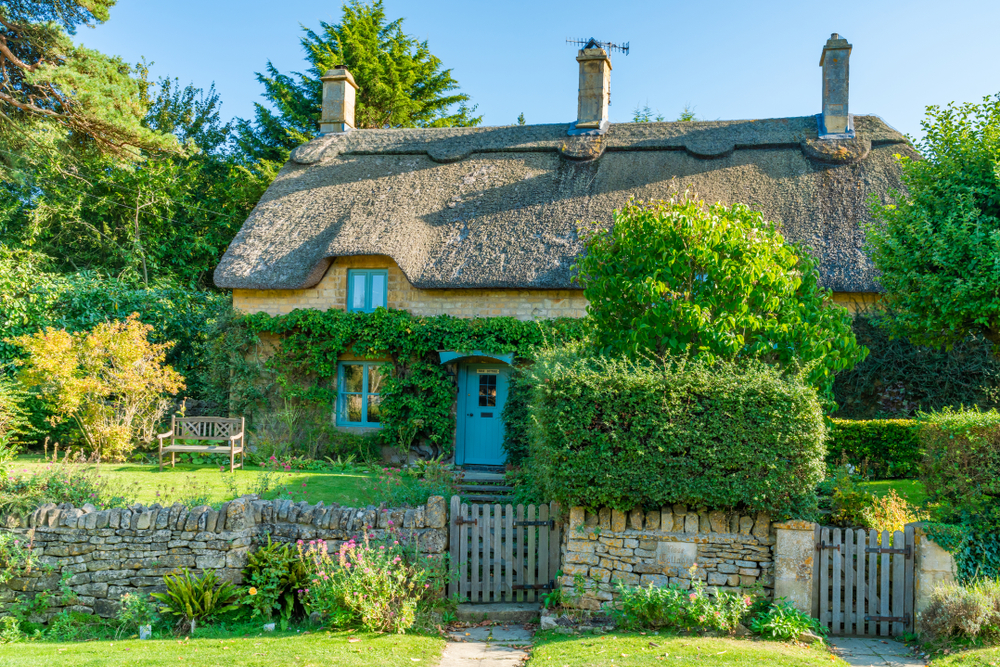 A thatched cottage in Chipping Campden one of the places to visit in the cotswolds. 