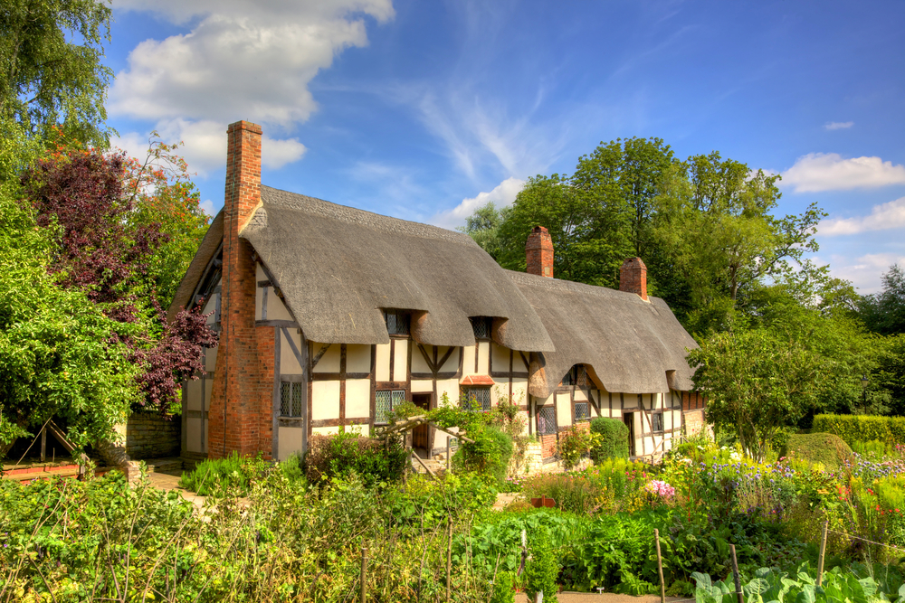 Anne Hathaway's (William Shakespeare's wife) famous thatched cottage and garden at Shottery, just outside Stratford upon Avon, England. One of the best places to visit in the Cotswolds. 