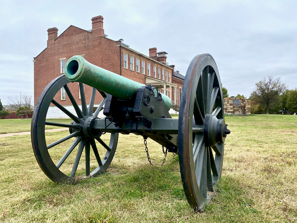 Canon and building at Fort Smith National Historical Site. 