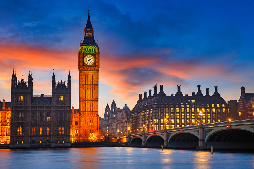 Big Ben and westminster bridge at dusk in an article about the best time to visit London. 