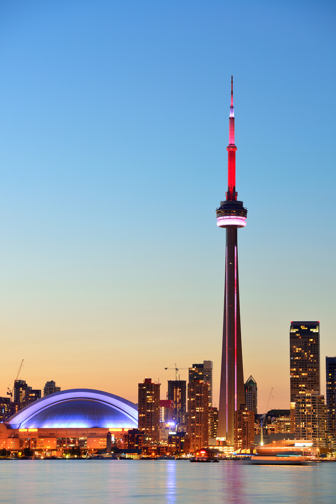 a great image of the CN tower illuminated at night ! a classic building in Toronto's skyline and the perfect destination for your weekend in Toronto