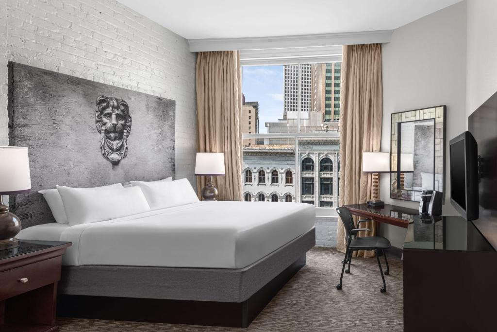 the crown plaza hotel in new orleans with a king bed
