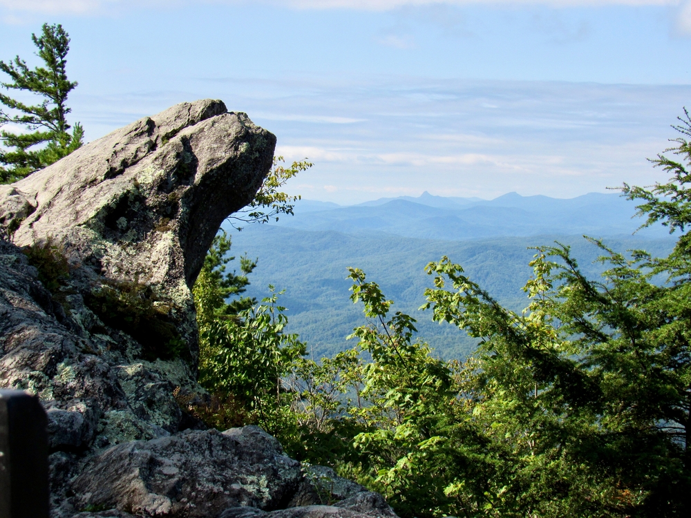 blowing rock formation during the day in Boone, NC, during the day time surrounded by trees, where you can spend one of the best weekend getaways in North Carolina 