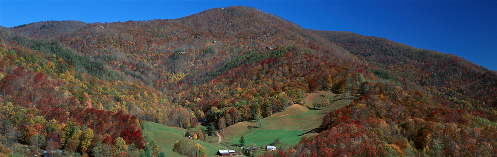 great smokey national park during the day with leaves beginning to change colors in the trees, a great place for camping while spending a weekend getaway in North Carolina 