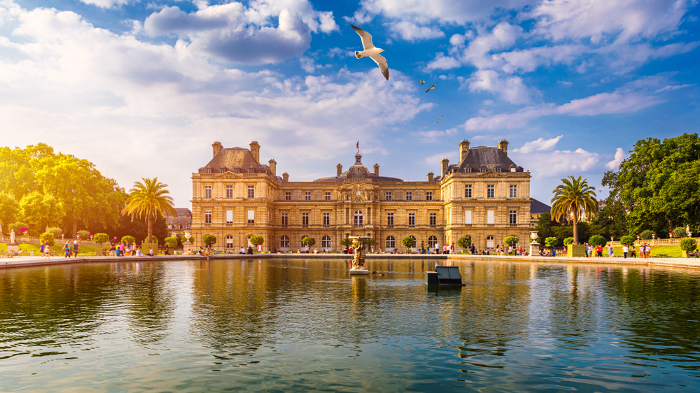 Luxemboug Gardens in front of the ponds on a sunny day