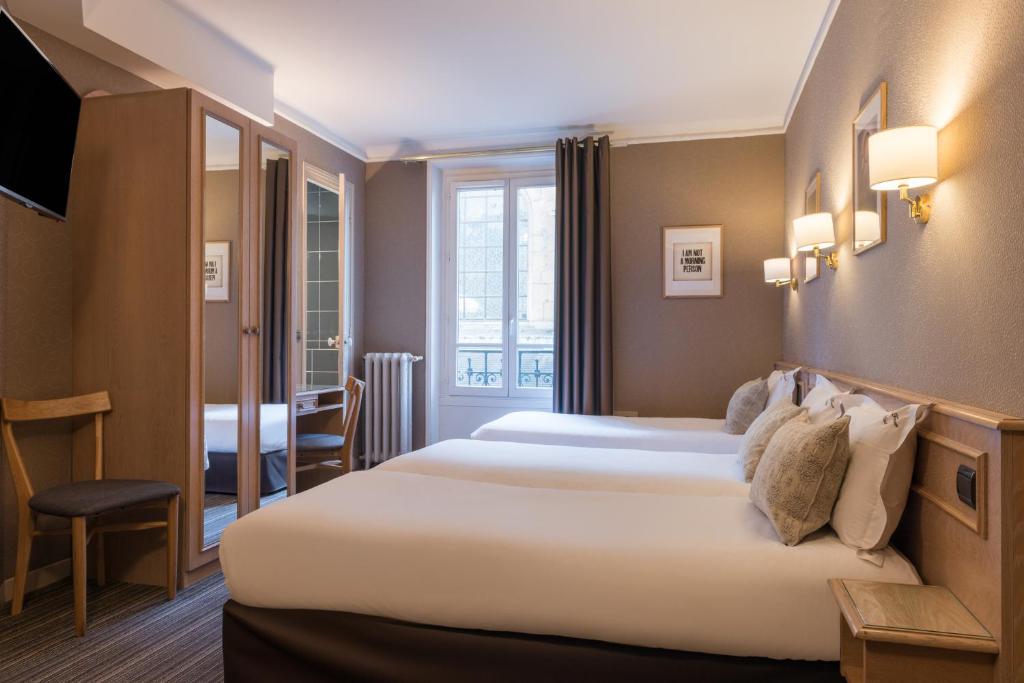 a rarrre triple room for yourr 4 days in Paris are modern rooms with neutrral colors and windows
