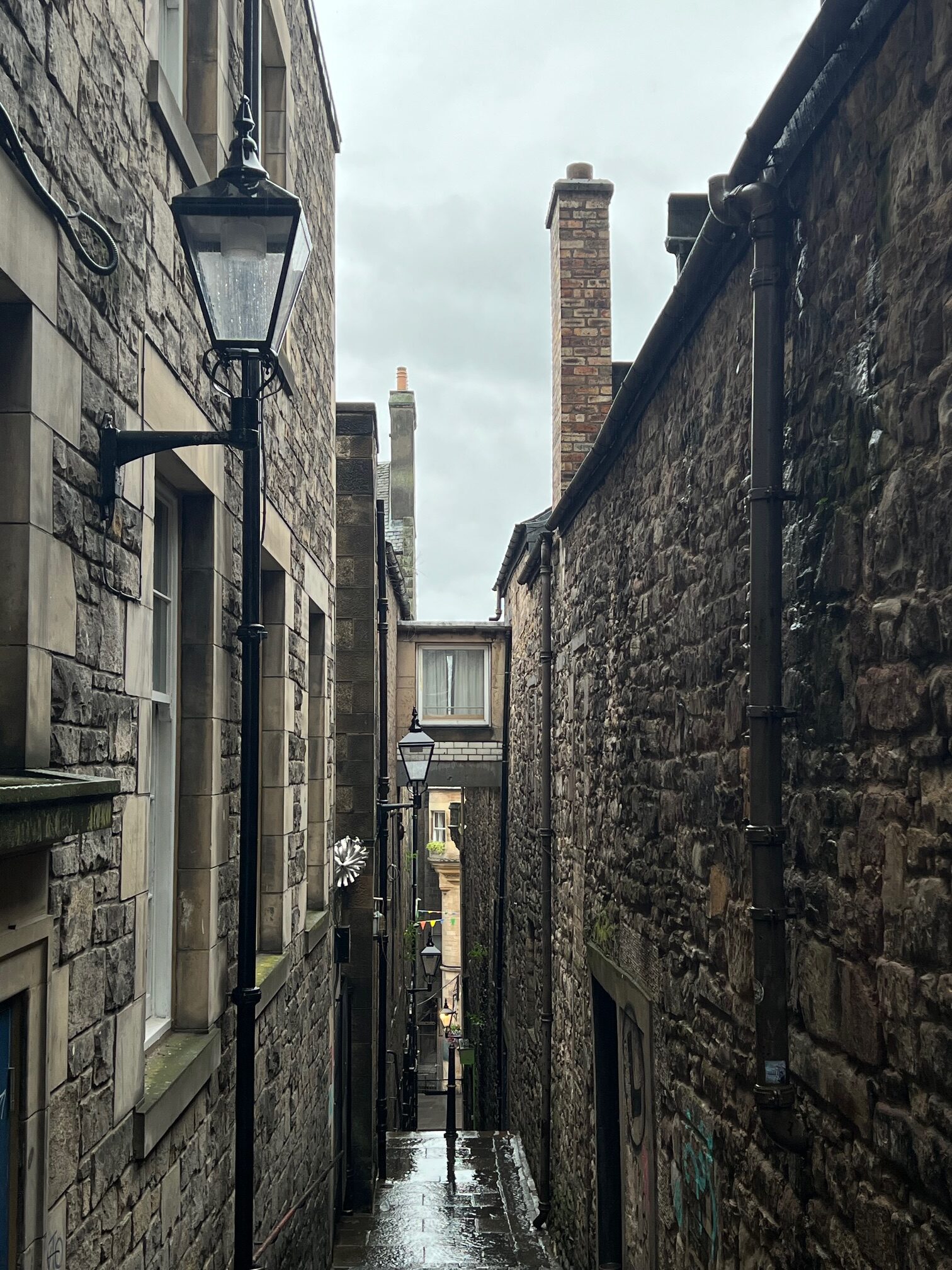 one of the tiny alleys you can find and explore in Edinburgh