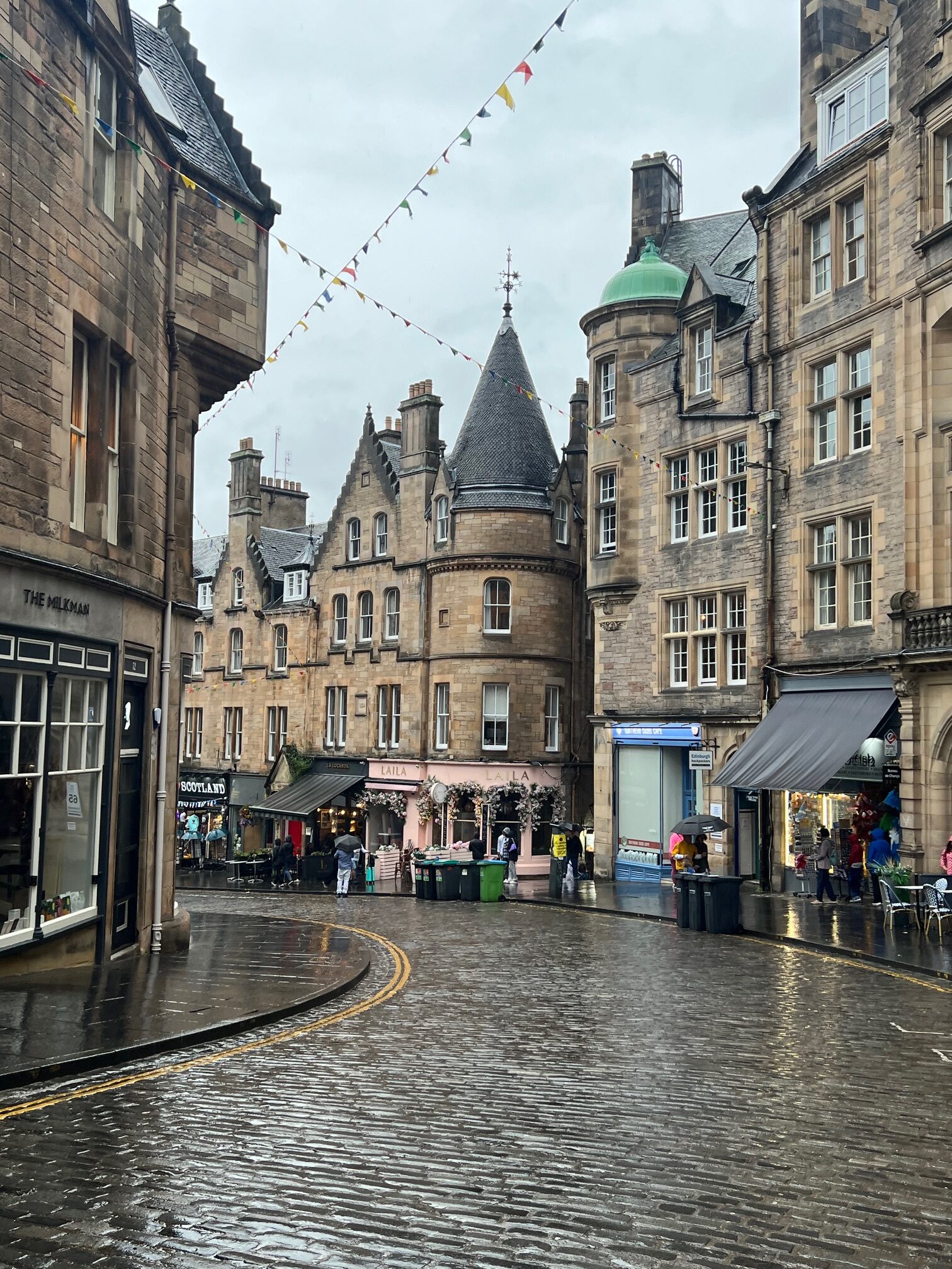 the curvedd S street of Cockburn street with stone buildings nad cobblestone budings