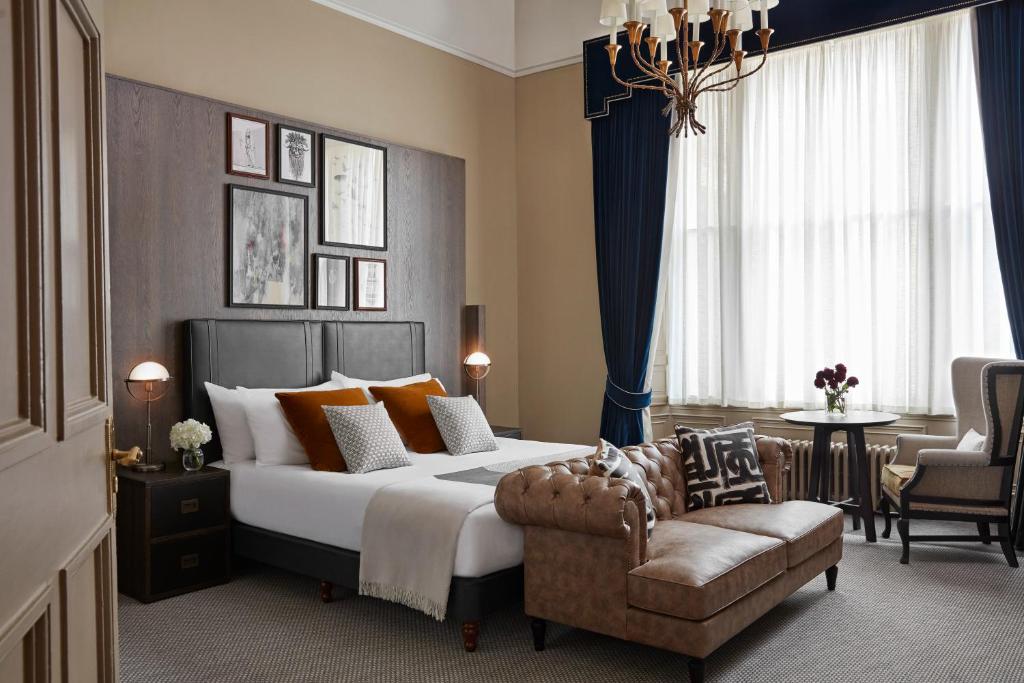 The hotel room inn Kimpton hotel with warm colors with leather furniture