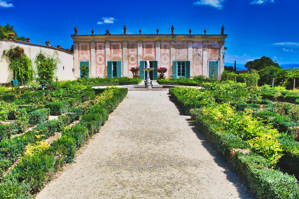 Boboli Gardens, Florence one of the things to do in Tuscany. You can see an old building with a gaden in front. 