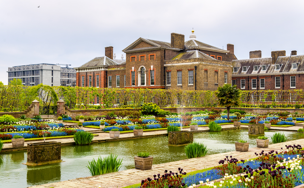 Kensington Palace in the background with the Kensington gardens manicured park, with tons of fountains,