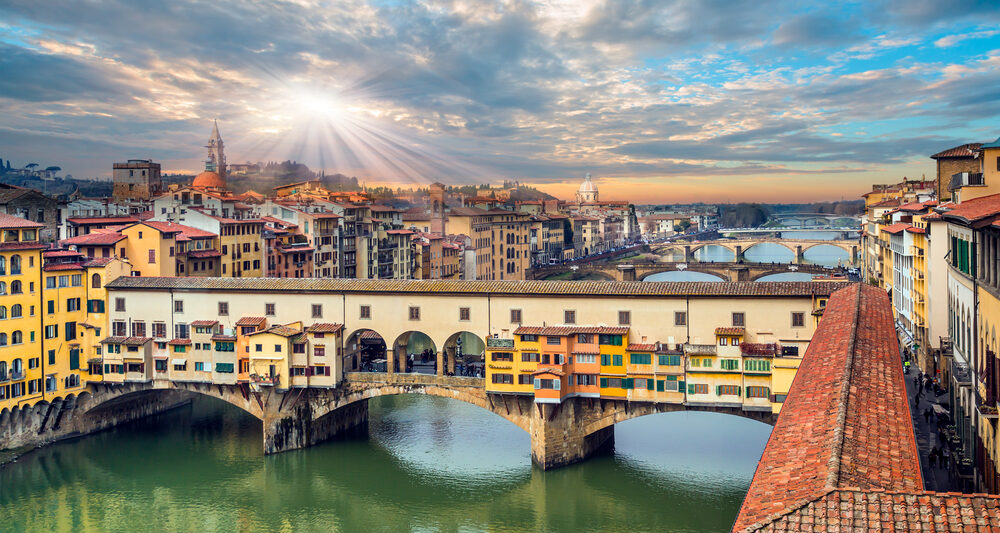 the ponte vecchio bridge oveooking the Arno river
