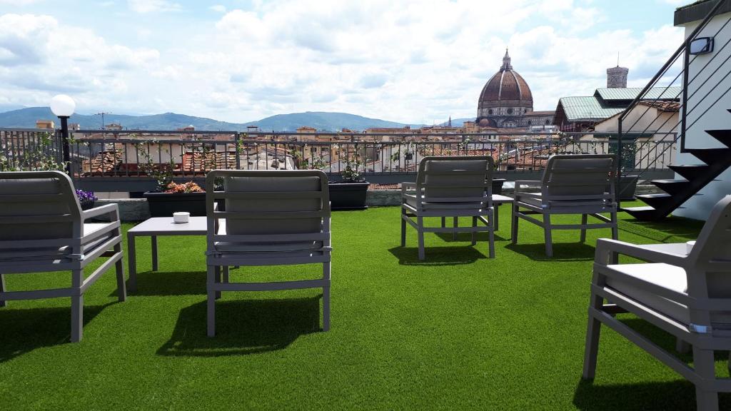 The green grass rooftop of the Hotel Cantora overlooking the Duomo building