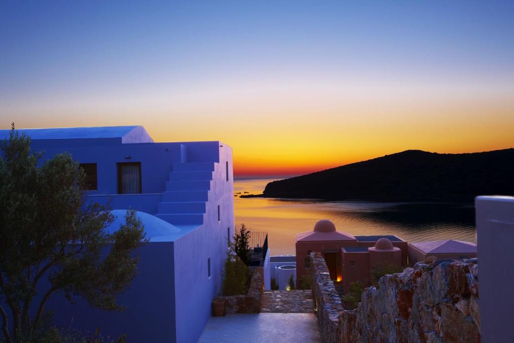 One of the best Marriott hotels in the world. Here you have see an incredible sunset from one of the Greece style rooms. 