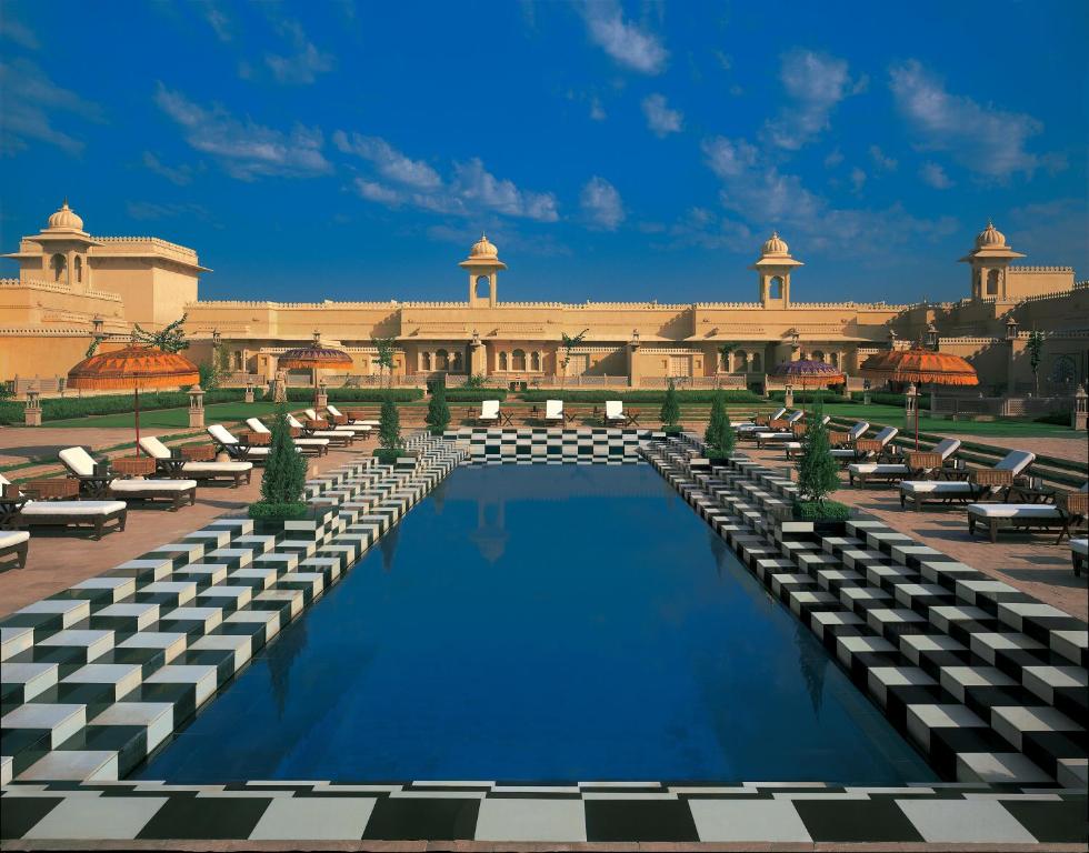 This hotel in India, which is one of the 10 Most Luxurious Hotels to Spend Christmas Around the World, features a huge pool at a palace!