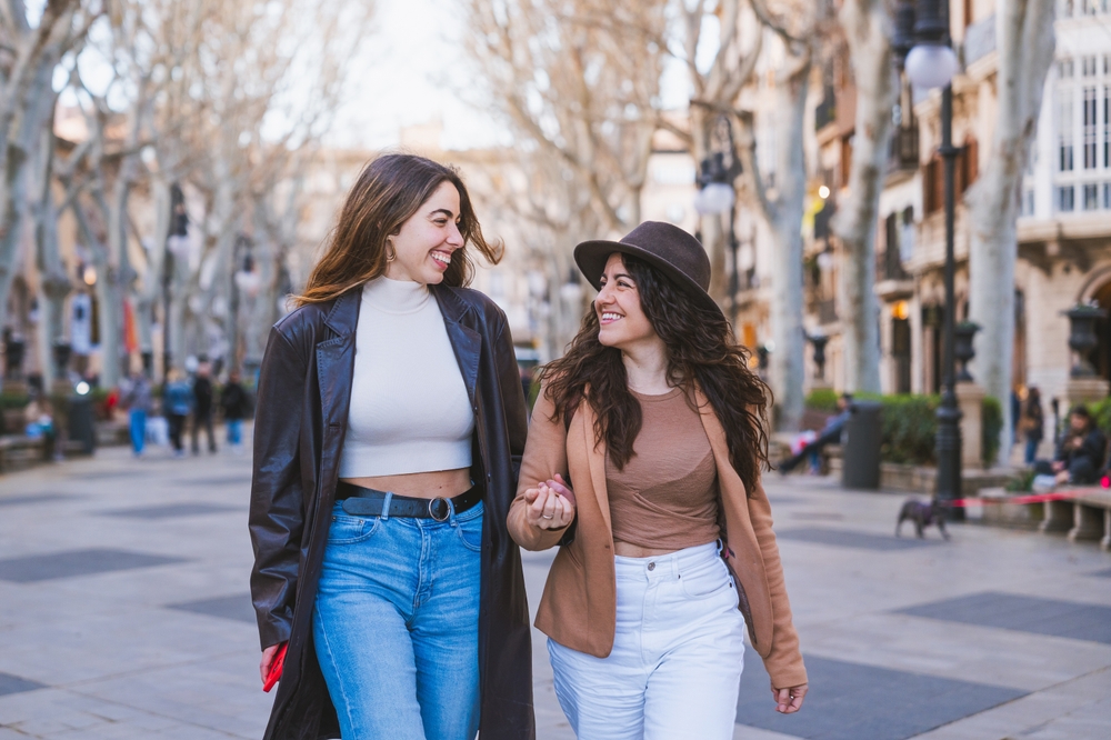 When considering what to wear in Italy in winter, these girls were willing to suffer in the cold with just trenches, shirts and jeans on!